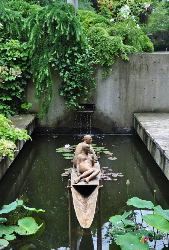 在私家花園庭院設計有一個魚塘荷花池,整個庭院都活了