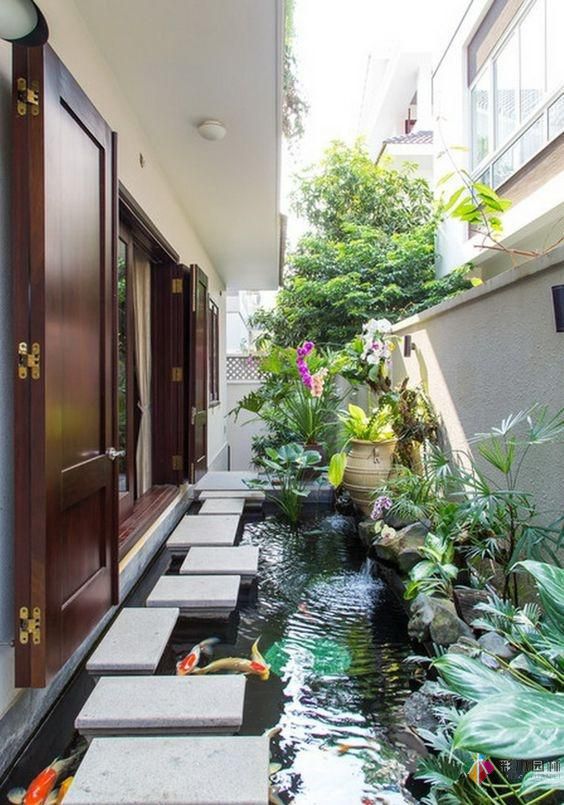 在私家花園庭院設計有一個魚塘荷花池,整個庭院都活了