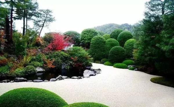 花園誰(shuí)地面鋪裝小竅門 打造清新淡雅花園