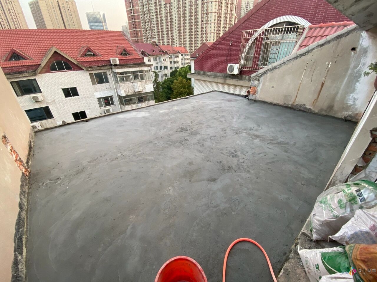 30㎡屋頂露臺(tái)的改造，曾經(jīng)被忽視的破閣樓，在宮崎駿其人變